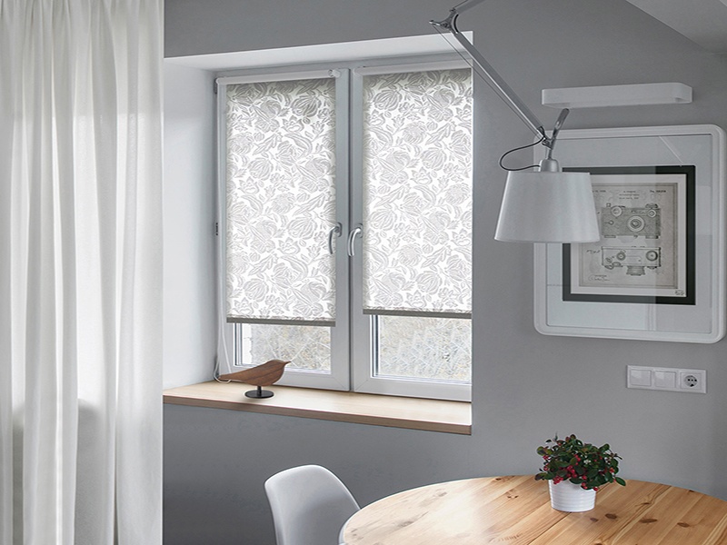 Монтаж рулонной шторы на створку окна - изображение 1 - заказать онлайн в салоне штор Benone в Павловском Посаде